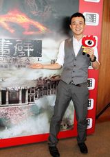 组图：《画壁》剧组亮相新加坡 与小浪亲密接触 