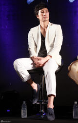 高清组图：朴海日宣传新片《弓》 文彩苑甜美亮相