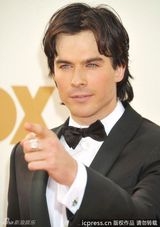 组图：艾美奖红毯 伊恩-萨默海尔德帅气亮相