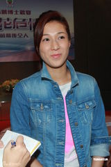 组图：钟嘉欣为剧集庆功 黄宗泽因拍剧缺席