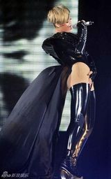幻灯图集：蕾哈娜巡演 连身三角裤沿袭Gaga风潮