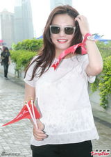 组图：赵薇庆祝香港回归 手举红旗头戴运动帽