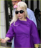 组图：Lady Gaga纽约购物头戴鲜花衣着鲜艳