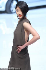 组图：殷桃客串走秀尽显裸背诱惑