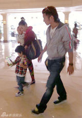 组图：张柏芝一家四口复活节出游 Lucas耍宝抢镜头