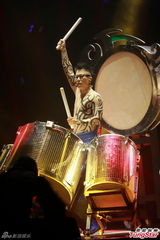 组图：古惑仔五子开唱显本色 伊健小春示爱太太