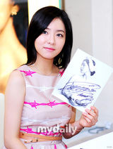 组图：韩星申世京代言签售 亮相粉裙显娇俏可爱