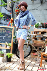 组图：杨谨华清新甜美 短裤亮相秀长腿