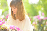 组图：陈怡花仙子写真绚烂 置身花丛青春洋溢