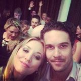 组图：《大爆炸》佩妮结婚 与新婚丈夫甜蜜满满