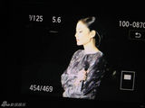 组图：王菲与邓丽君隔空对唱 银色长裙典雅