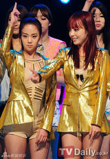 组图：李弘基成MCountdown新主持 SJ白西装亮相帅气