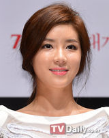 组图：《两个月亮》试映朴寒星金基石亲密互动