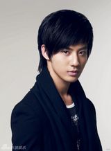 组图：赵文浩化身“魅力先生” 拍时尚杂志宣传新歌