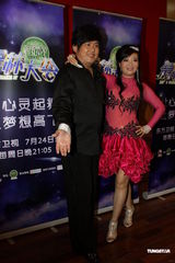 组图：萧蔷“爆奶”劈腿练舞 与蔡妍火拼身材