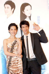 幻灯图：刘亦菲王力宏携手宣传新片 合作亲密无间 