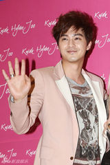 组图：李钟硕亮相时装周 f(x)Amber中性风帅气