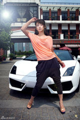 组图：陈紫函新写真千万跑车助阵 香车美女秀美腿