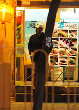 组图：张雨绮深夜会闺蜜 老公王全安一旁吃饭