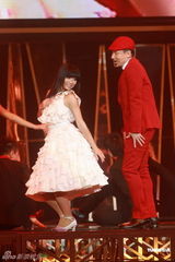 组图：张学友演唱会首场劲歌热舞 不服老摆一字马