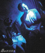 组图：徐濠萦夜店玩乐与猛男搂肩说笑