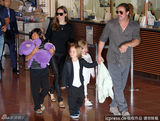 组图：皮特朱莉携子女抵达日本宣传人气爆棚