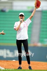 组图：米兰达可儿为韩国棒球赛开球 甜美抛飞吻