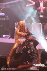 组图：萧敬腾唱《black or white》 向杰克逊致敬