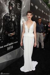 组图：新《蝙蝠侠》首映群星璀璨 海瑟薇宛如公主