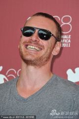 组图：《羞耻》发布会 迈克尔·法斯宾德休闲亮相