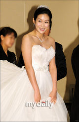 组图：韩女星玄英举行婚礼发布会与男友成婚