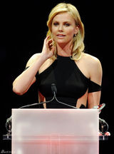 高清组图：查理兹-塞隆拼接礼服亮相身材发福