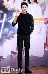 组图：少女时代徐贤红裙亮相《热恋》发布会