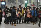 组图：吴尊深夜来京 大批粉丝接机人气无损