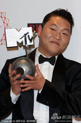 组图：2012MTV欧洲音乐奖鸟叔后台开心亲吻奖杯