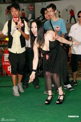 组图：小向美奈子深V性感惹尖叫 与男粉丝亲密互动