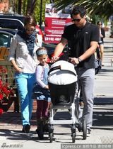 组图：杰西卡-阿尔芭公园亲子游 帮爱女穿鞋显温馨