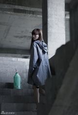 组图：包文婧工厂区拍摄 长衣戴帽显颓废美感