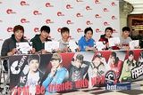 组图：人气组合2PM粉丝签名会 全员亮相亲和阳光