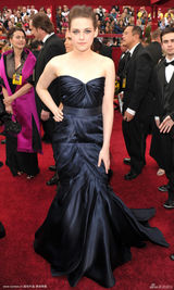 高清组图：克丽斯汀-斯图尔特秀长裙温柔妩媚