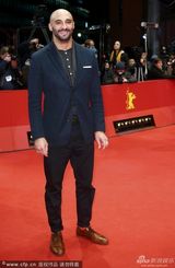 组图：柏林红毯《71》导演德芒光头红袜显潮范