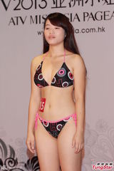 组图：亚姐泳装火辣秀胸 怪咖多女版王祖蓝现身