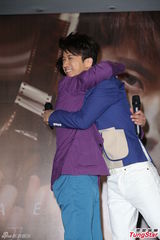 组图：光良举办新专辑发片记者会 张信哲站台