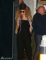 组图：Lady Gaga戴猪鼻上阵 侧身露内衣现纹身