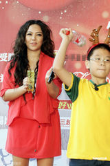 组图：张惠妹关怀儿童 间接证实约满将换新东家