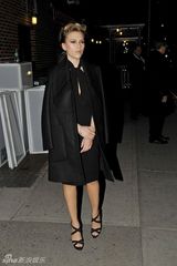 组图：斯嘉丽穿黑色及膝裙裹大衣美丽冻人