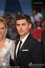 组图：《不顾一切》首映 埃夫隆帅气编剧美背抢镜