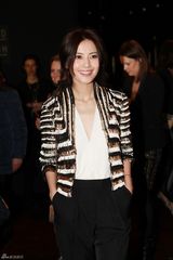 组图：高圆圆亮相米兰时装周 黑金战袍刮中性风