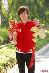 组图：罗力威许靖韵新年逛花市寄望马年创高峰