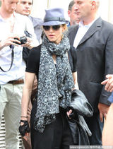 高清图：麦当娜片场霸气十足似老板 一双儿女探班